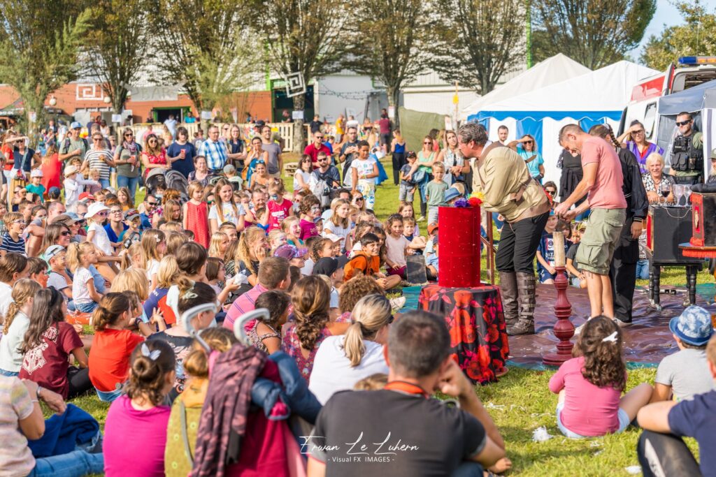 Image de l'actualité Le public du festival Tref'Festif à Trefflean profite du spectacle de Vitalis