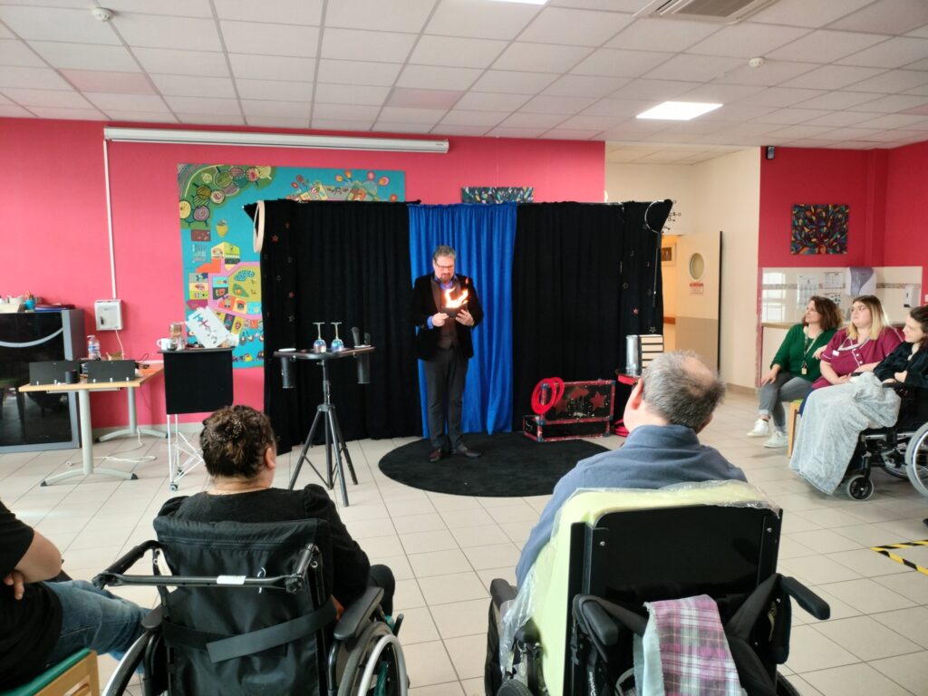 performeur betton 
 nos résidents ont été émerveillés par ce spectacle Résidence de la Lande