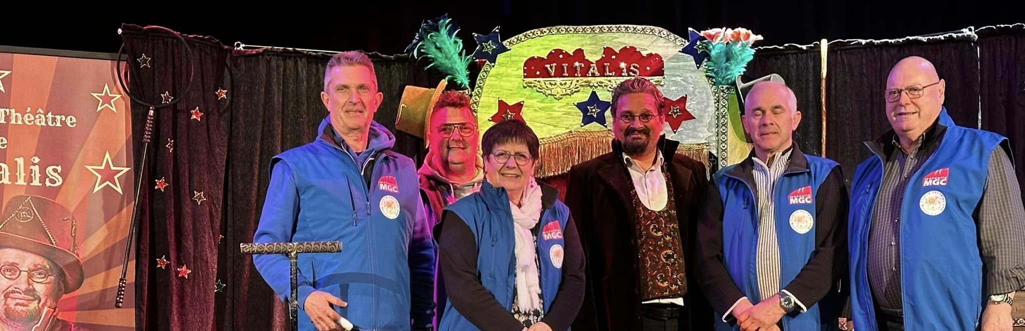 Le comité des fêtes de Montfort-sur-Meu a vraiment réussi à créer un moment magique et inoubliable grâce au spectacle sensationnel de Vitalis. Les sourires émerveillés des enfants et leur participation sur scène aux côtés de Vitalis ont fait de cet événement un souvenir précieux pour toute la communauté. L'émotion palpable ressentie par un petit spectateur à la fin du spectacle, exprimant sa tristesse que cela se termine, témoigne de l'impact profond de cette performance. Ce spectacle a su rassembler petits et grands dans une ambiance de bonheur et d'enthousiasme. La manière dont Vitalis a su captiver et gérer le jeune public avec brio a sans aucun doute contribué au succès total de la représentation. Une expérience enchantée et pleine de magie qui a touché le cœur de tous les spectateurs, quel que soit leur âge. Bravo à Vitalis pour avoir su créer une atmosphère si spéciale et mémorable.