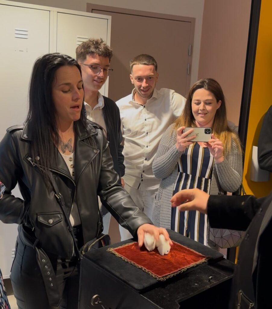 Vitalis – Magicien close-up à Rennes