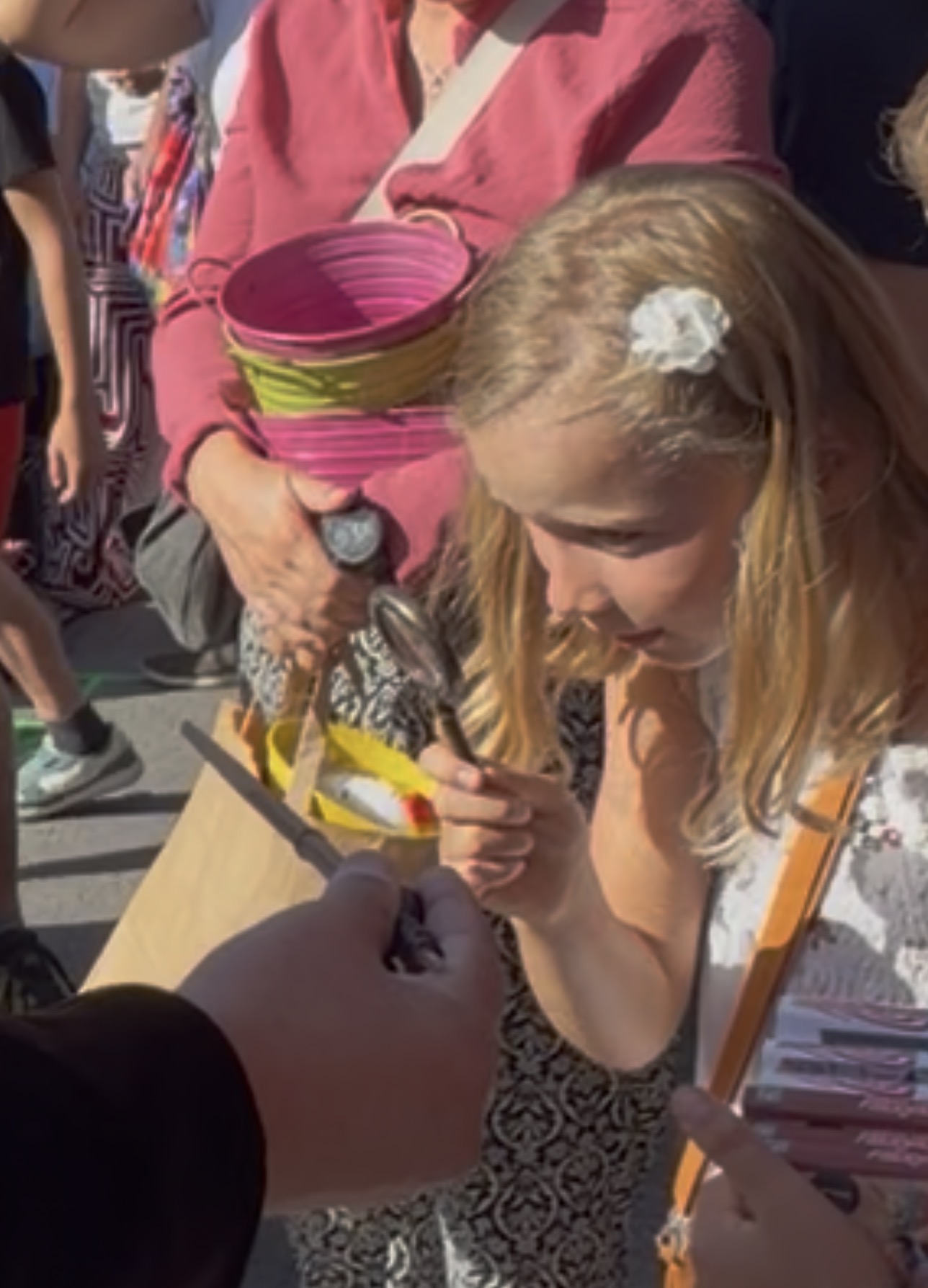 Enfant réalisant un tour du Cirque à Puces de Vitalis lors du vide-grenier du Palais, Belle-Île-en-Mer