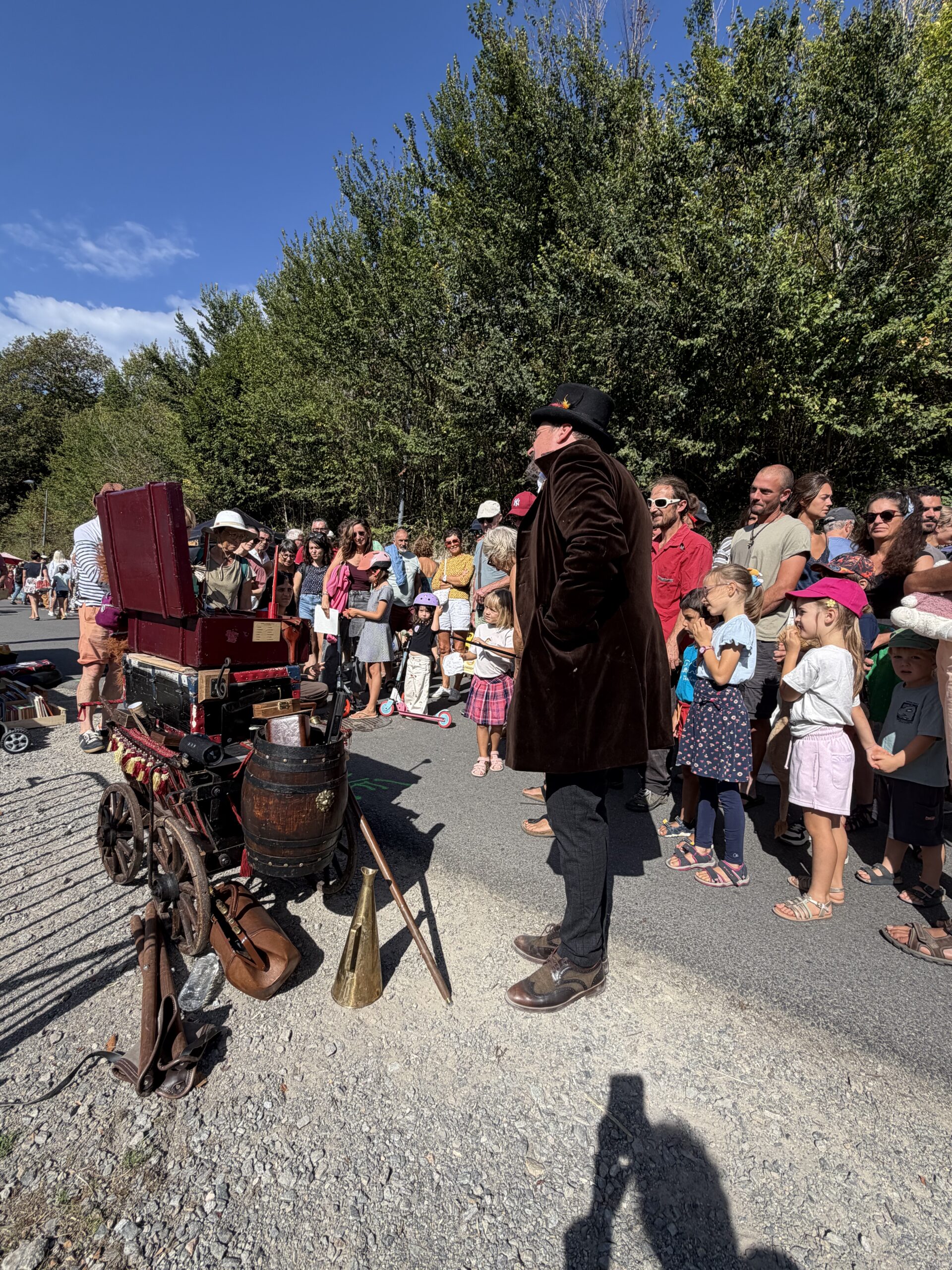 Vitalis en déambulation devant le public rassemblé au Palais, Belle-Île-en-Mer, septembre 2026