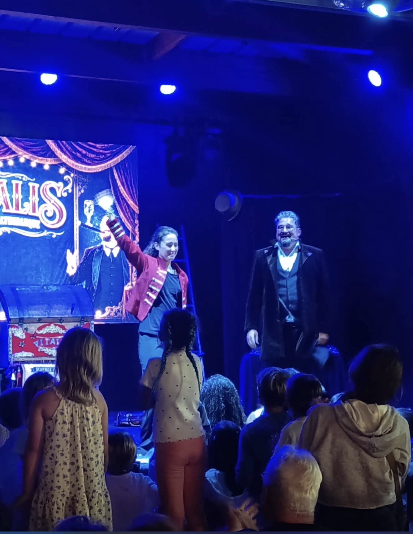 Vitalis magicien en spectacle nocturne dans un camping, enfants participant sur scène